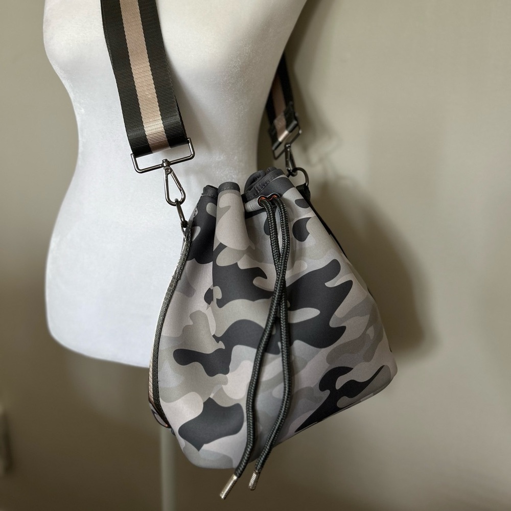 Neoprene bucket bag nwt!!!